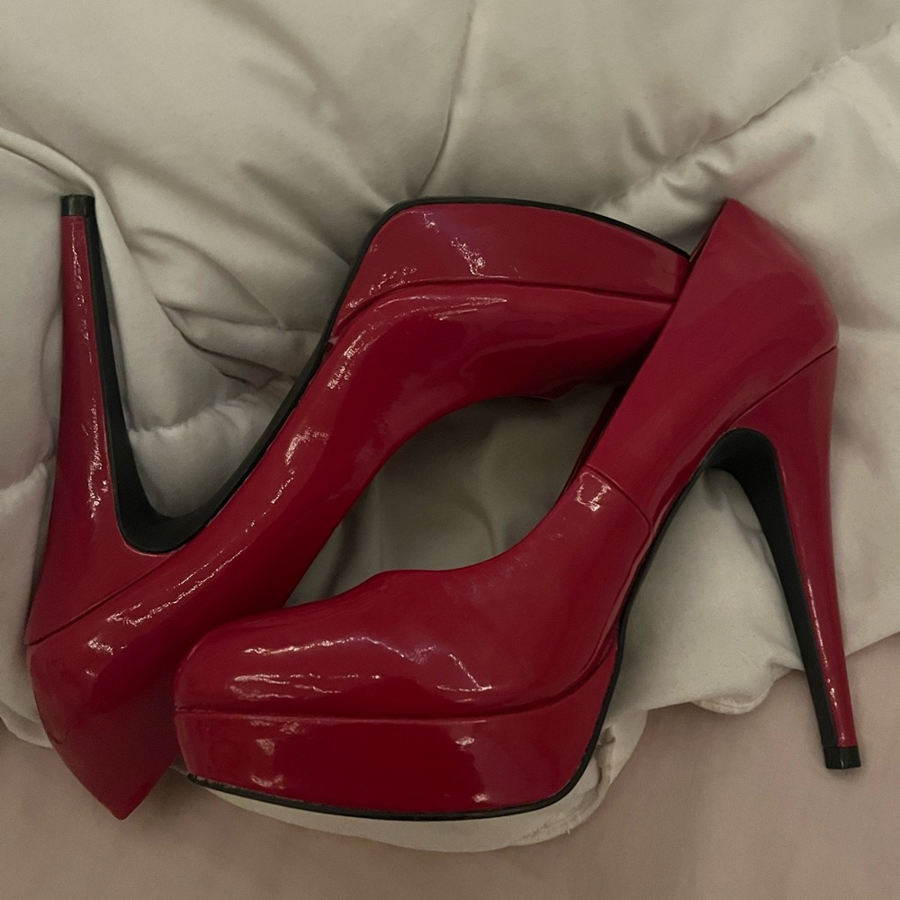 Guess red pumps